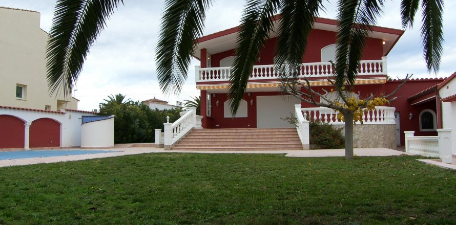 Villa Empuriabrava, Girona, Spanien 4 Schlafzimmer, 350 m2 Nr. 41404