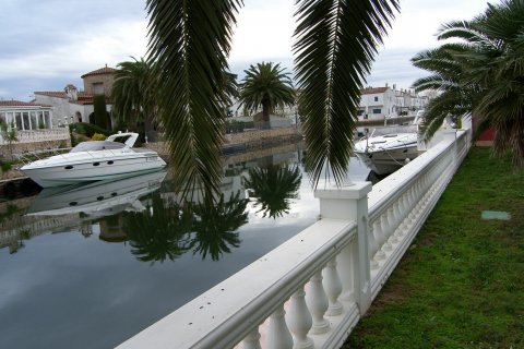 Villa zum Verkauf Empuriabrava, Girona, Spanien 4 Schlafzimmer, 350 m2 Nr. 41404 - Foto 3