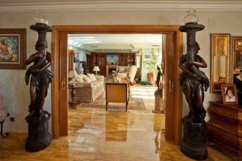 Villa zum Verkauf in Alicante, Spanien 5 Schlafzimmer, 1.013 m2 Nr. 46037 - Foto 8