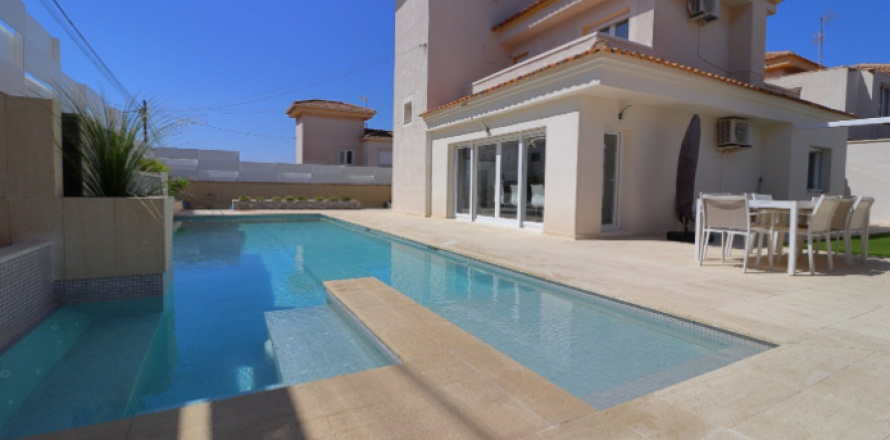 Villa in Torrevieja, Alicante, Spanien 4 Schlafzimmer, 175 m2 Nr. 58680