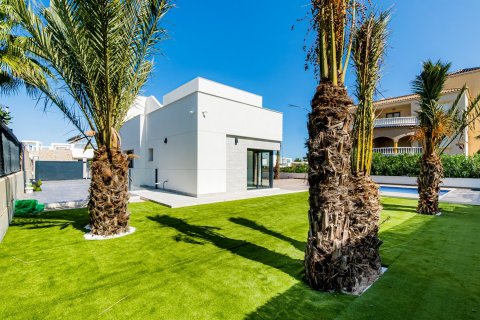 Villa zum Verkauf in Cabo Roig, Alicante, Spanien 5 Schlafzimmer, 430 m2 Nr. 58271 - Foto 2