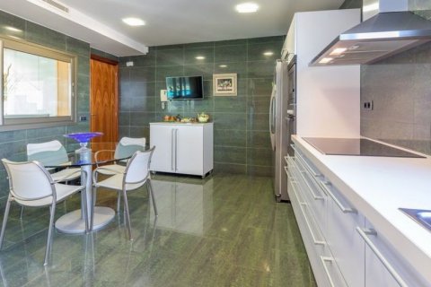 Villa zum Verkauf in Barcelona, Spanien 6 Schlafzimmer, 424 m2 Nr. 58529 - Foto 9