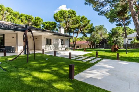 Villa zum Verkauf in Boadilla del Monte, Madrid, Spanien 4 Schlafzimmer, 397 m2 Nr. 62046 - Foto 3