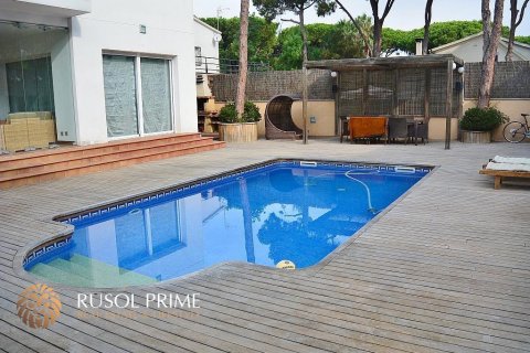 Villa en venta en Castelldefels, Barcelona, España 4 dormitorios, 300 m2 No. 8840 - foto 2