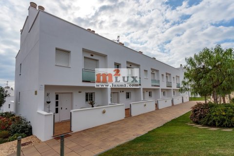 Casa adosada en venta en Lloret de Mar, Gerona, España 4 dormitorios, 264 m2 No. 16699 - foto 2
