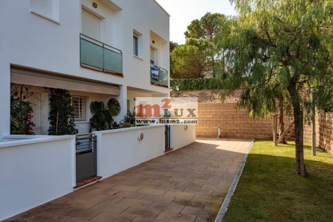 Casa adosada en venta en Lloret de Mar, Gerona, España 4 dormitorios, 230 m2 No. 16704 - foto 2