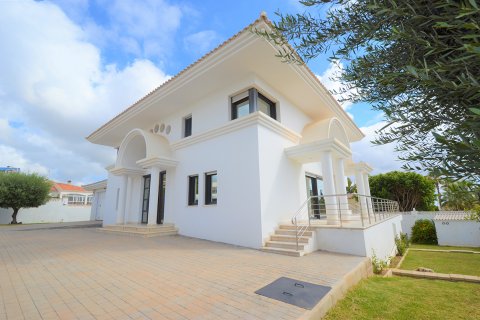 Villa en venta en Villamartin, Alicante, España 4 dormitorios, 531 m2 No. 19405 - foto 2