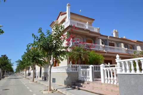 Casa adosada en venta en Torre de la Horadada, Alicante, España 4 dormitorios, 111 m2 No. 19334 - foto 1