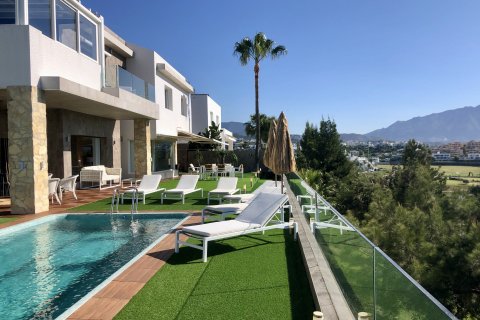 Villa en venta en Estepona, Málaga, España 3 dormitorios, 350 m2 No. 21151 - foto 3