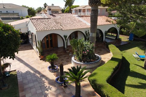 Villa en venta en La Zenia, Alicante, España 4 dormitorios, 220 m2 No. 19354 - foto 1