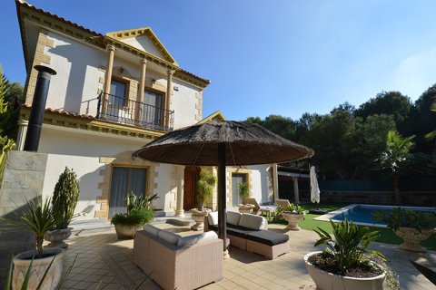 Villa en venta en Campoamor, Alicante, España 7 dormitorios, 575 m2 No. 19177 - foto 2