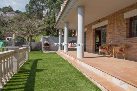 Villa en venta en Lloret de Mar, Gerona, España 4 dormitorios, 223 m2 No. 21181 - foto 2