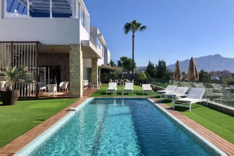 Villa en venta en Estepona, Málaga, España 3 dormitorios, 350 m2 No. 21151 - foto 1