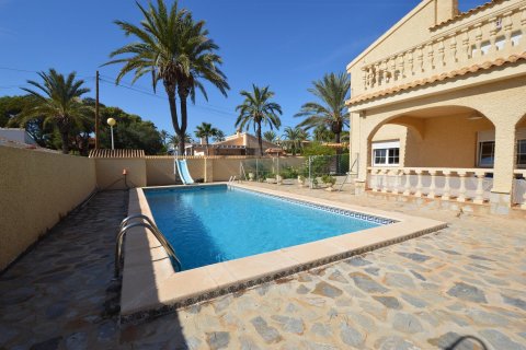 Villa en venta en Cabo Roig, Alicante, España 4 dormitorios, 242 m2 No. 19276 - foto 2