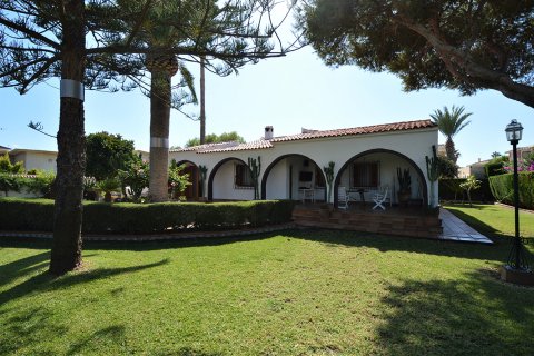 Villa en venta en La Zenia, Alicante, España 4 dormitorios, 220 m2 No. 19354 - foto 2
