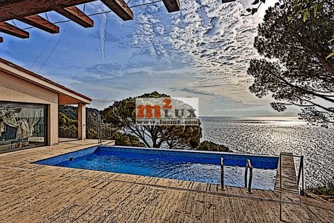 Villa en venta en Sant Feliu de Guíxols, Gerona, España 5 dormitorios, 411 m2 No. 30215 - foto 1