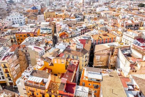 TPG Real Estate y Urbania compran una cartera de casas para alumnos en España