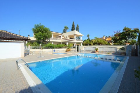 Villa en venta en La Zenia, Alicante, España 7 dormitorios, 694 m2 No. 35309 - foto 1