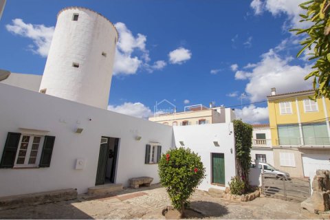 Casa adosada en venta en Ciutadella De Menorca, Menorca, España 5 dormitorios, 243 m2 No. 24233 - foto 2