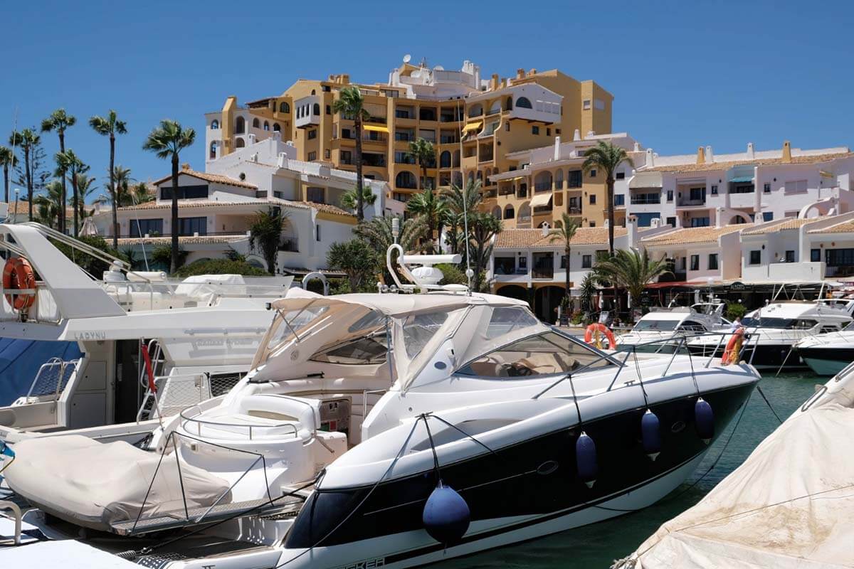¿Dónde está el mejor sitio de España para comprar una casa junto al mar con piscina?