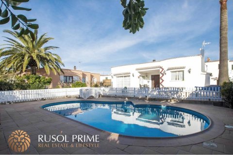 Villa en venta en Ciutadella De Menorca, Menorca, España 4 dormitorios, 130 m2 No. 39007 - foto 1