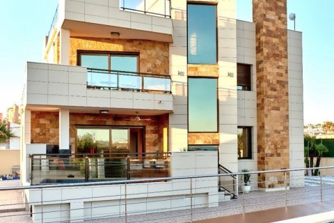 Villa en venta en Torrevieja, Alicante, España 5 dormitorios, 460 m2 No. 43831 - foto 2