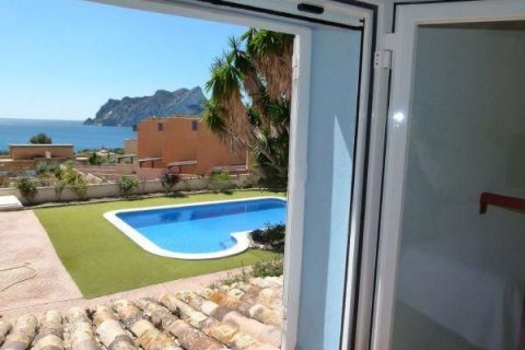 Villa en venta en Calpe, Alicante, España 3 dormitorios, 300 m2 No. 42428 - foto 1