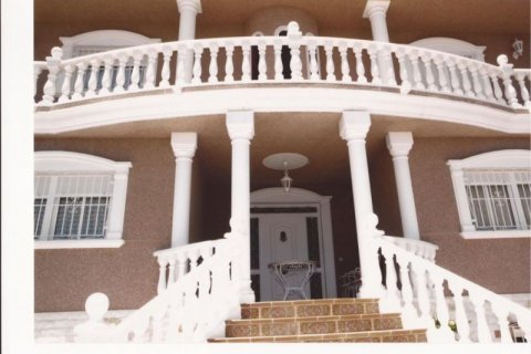Villa en venta en Alicante, España 4 dormitorios, 300 m2 No. 46075 - foto 2
