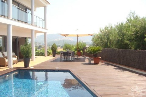 Villa en venta en Sitges, Barcelona, España 5 dormitorios, 260 m2 No. 41413 - foto 1