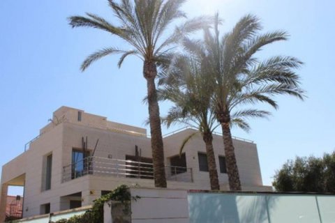 Villa en venta en Alicante, España 5 dormitorios, 350 m2 No. 44757 - foto 3