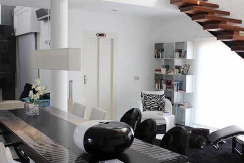 Villa en venta en Alicante, España 5 dormitorios, 350 m2 No. 44757 - foto 2