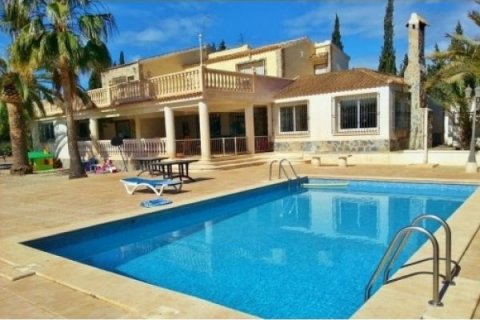 Villa en venta en Alicante, España 6 dormitorios, 450 m2 No. 45369 - foto 1