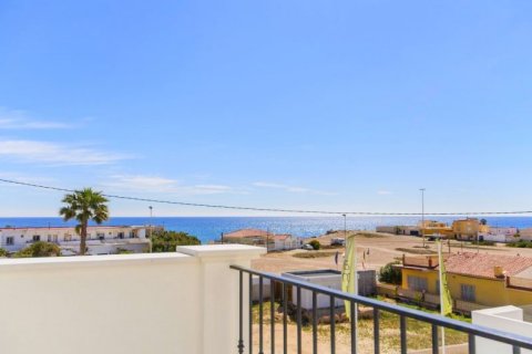 Villa en venta en Torrevieja, Alicante, España 5 dormitorios, 201 m2 No. 43285 - foto 2