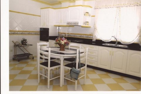 Villa en venta en Alicante, España 4 dormitorios, 300 m2 No. 46075 - foto 3