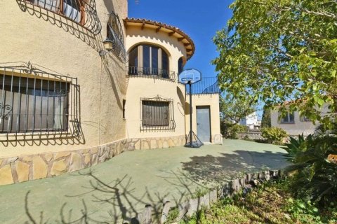 Villa en venta en Calpe, Alicante, España 5 dormitorios, 200 m2 No. 45015 - foto 1