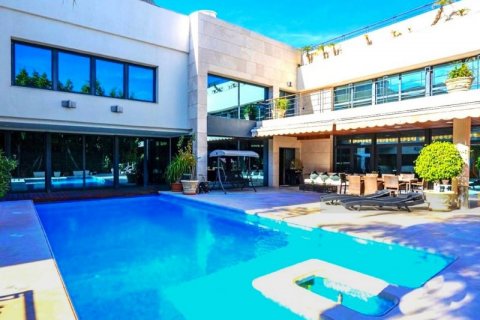 Villa en venta en Alicante, España 8 dormitorios, 1.6 m2 No. 43685 - foto 1