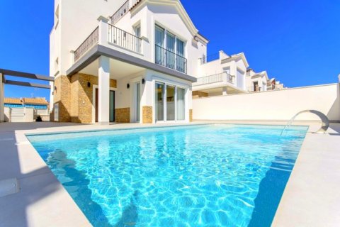 Villa en venta en Torrevieja, Alicante, España 5 dormitorios, 201 m2 No. 43273 - foto 1