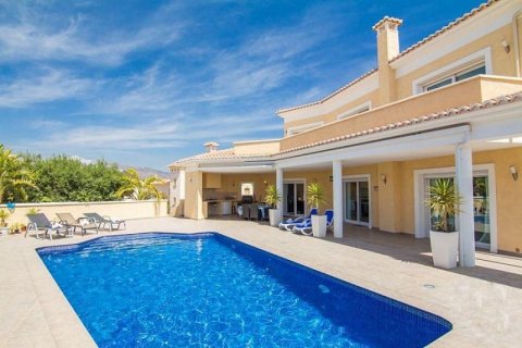 Villa en venta en Calpe, Alicante, España 3 dormitorios, 450 m2 No. 44013 - foto 1