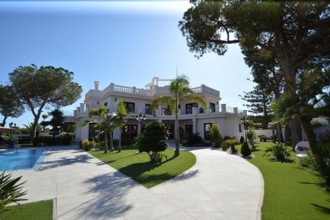 Villa en venta en Campoamor, Alicante, España 5 dormitorios, 606 m2 No. 41736 - foto 1