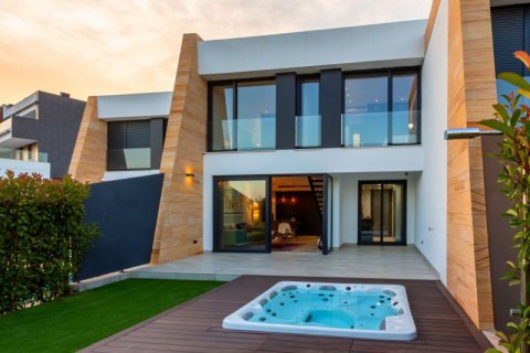 Casa adosada en venta en Villamartin, Alicante, España 3 dormitorios, 152 m2 No. 44630 - foto 1
