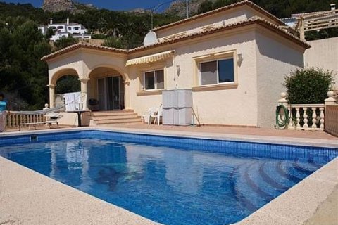 Villa en venta en Calpe, Alicante, España 3 dormitorios, 230 m2 No. 44421 - foto 1