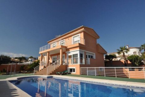 Villa en venta en Calpe, Alicante, España 4 dormitorios, 370 m2 No. 43760 - foto 1