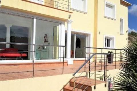 Villa en venta en Calpe, Alicante, España 3 dormitorios, 250 m2 No. 45532 - foto 2