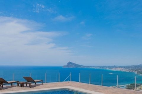 Villa en venta en Calpe, Alicante, España 3 dormitorios, 300 m2 No. 45663 - foto 1