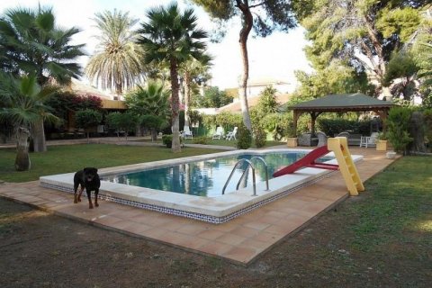 Villa en venta en El Campello, Alicante, España 6 dormitorios, 270 m2 No. 43947 - foto 1