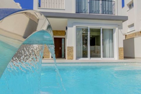Villa en venta en Torrevieja, Alicante, España 5 dormitorios, 201 m2 No. 43285 - foto 1