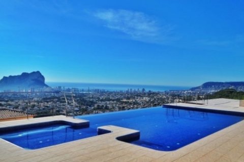 Villa en venta en Calpe, Alicante, España 6 dormitorios, 650 m2 No. 45656 - foto 1