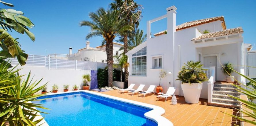 Villa en Guardamar del Segura, Alicante, España 5 dormitorios, 290 m2 No. 42526