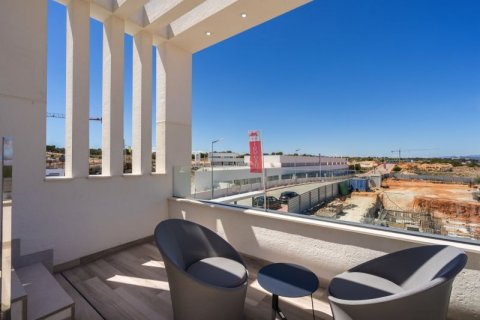 Villa en venta en Torrevieja, Alicante, España 3 dormitorios, 264 m2 No. 44496 - foto 1