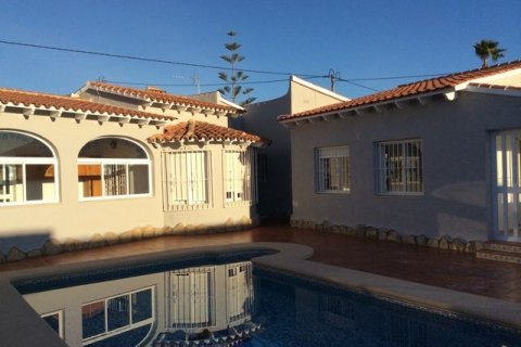 Villa en venta en Calpe, Alicante, España 4 dormitorios, 189 m2 No. 44714 - foto 1